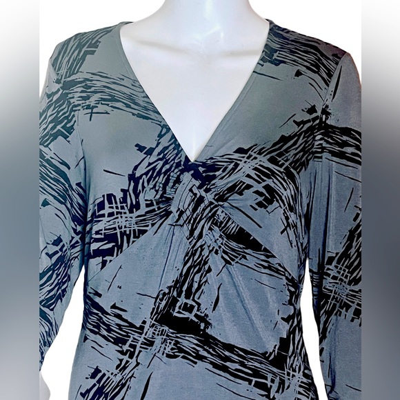 Ann Taylor gray and black 3/4 sleeve pullover v-neck - Picture 2 of 5